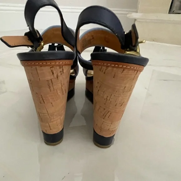 Coach 7.5 wedge sandal like new - Picture 3 of 4